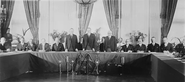 Framed Print : President Calvin Coolidge (1872-33) Herbert Hoover 1874-1964), standing, with diplomats who have ratified the Treaty for Renunciation of War (Kellogg-Briand Pact)