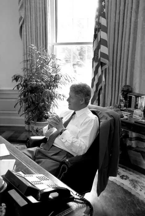 Framed Print : President Bill Clinton in shirtsleeves at his Oval Office desk on August 16 Framed Print : President Bill Clinton in shirtsleeves at his Oval Office desk on August 16