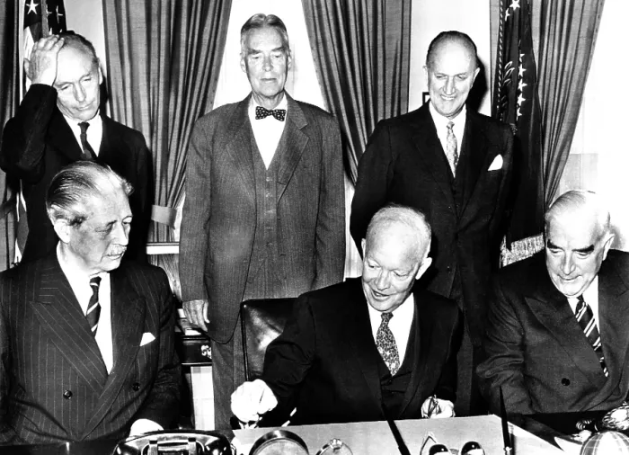 Framed Print : President Eisenhower meets with British Prime Minister Harold Macmillan (seated, left) and Australian Prime Minister Robert Menziers (right) in the White House Framed Print : President Eisenhower meets with British Prime Minister Harold Macmillan (seated, left) and Australian Prime Minister Robert Menziers (right) in the White House