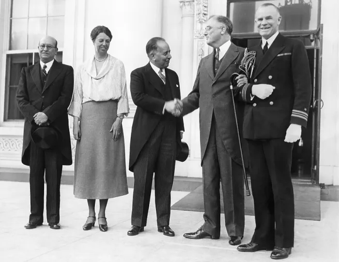 Framed Print : President Franklin and Eleanor Roosevelt welcome the Mexican Minister of Finance (center), Alberto Pani, to discuss world economic problems
