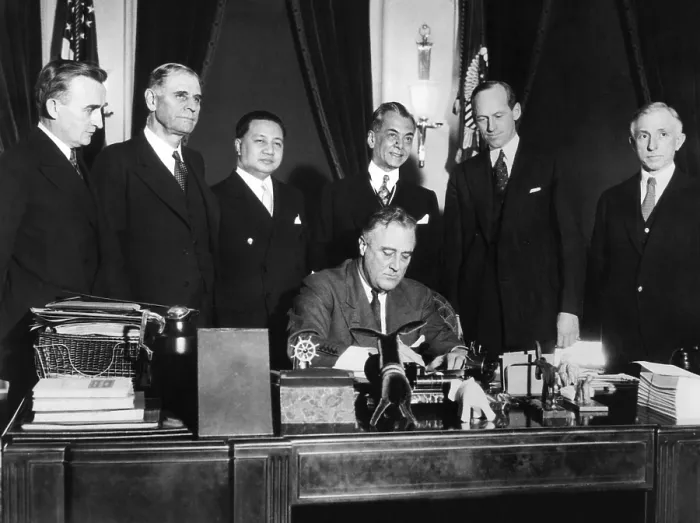 Framed Print : President Franklin Roosevelt signs bill for Philippine Independence