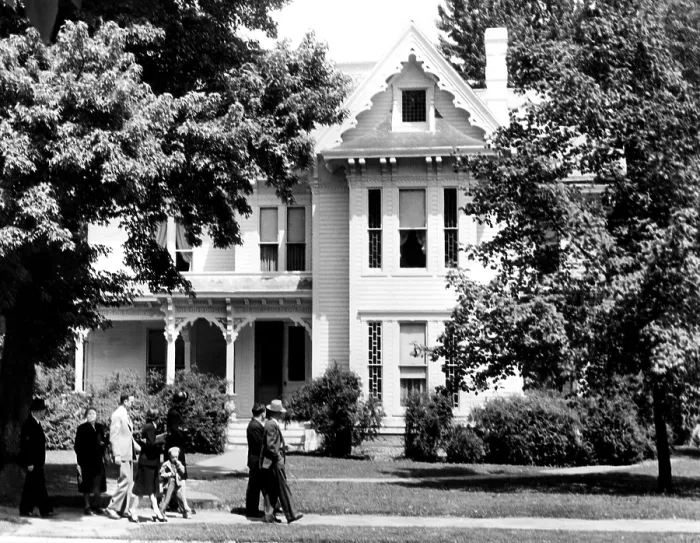 Framed Print : President Harry Truman's home in Independence, Missouri, 1945.. Courtesy: CSU Archives  /  Everett Collection