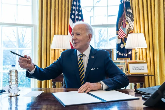 Framed Print : President Joe Biden signs an executive order banning the import of Russian oil, liquefied natural gas, and coal by the US, March 8, 2022. (BSLOC_2022_3_24)