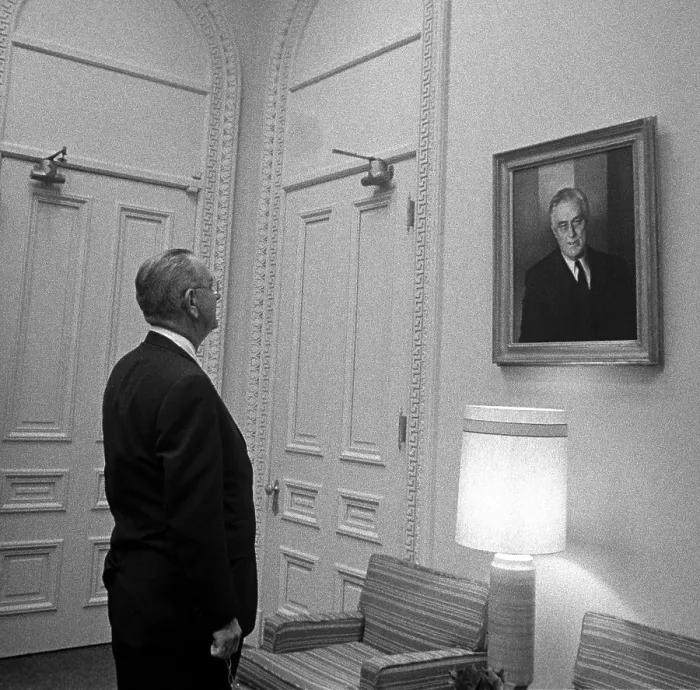 Framed Print : President Lyndon Johnson looking at portrait of President Franklin Roosevelt Framed Print : President Lyndon Johnson looking at portrait of President Franklin Roosevelt