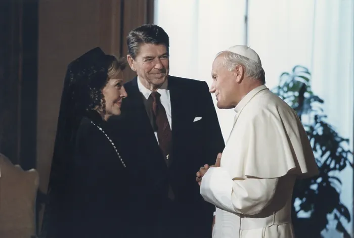 Framed Print : President and Nancy Reagan meeting with Pope John Paul II at The Vatican. June 7 1982. (BSLOC_2011_2_17)