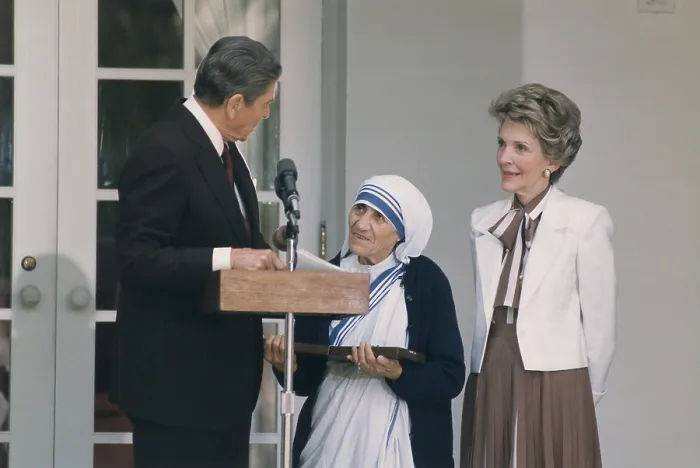 Framed Print : President and Nancy Reagan presenting Mother Teresa with the Medal of Freedom at a White House Ceremony in the Rose Garden. June 20 1985. PO-USP-Reagan-MothThersa_NA-12-0136M