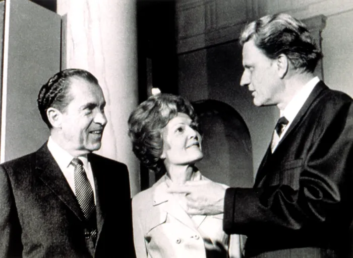 Framed Print : President Richard M. Nixon & First Lady Pat chat with Billy Graham after services in the White House, 3 / 15 / 70. Courtesy: CSU Archives  /  Everett Collection