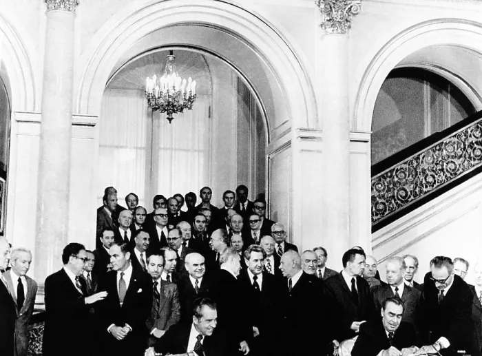 Framed Print : President Richard Nixon (seated left), watches Soviet Party leader, Leonid Brezhnev sign a ten year trade agreement. Standing at left, US Secy