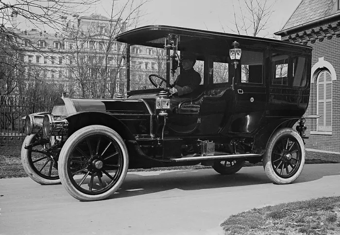 Framed Print : President Taft's 'Pierce Arrow, ' a luxury auto with 6 cycle, that reached speeds near 50 mph. Photo from 1909 Framed Print : President Taft's 'Pierce Arrow, ' a luxury auto with 6 cycle, that reached speeds near 50 mph. Photo from 1909