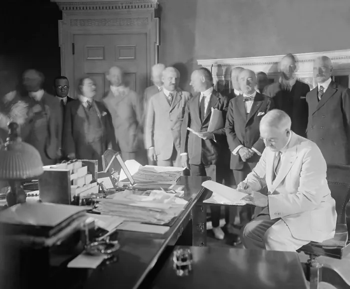 Framed Print : President Warren Harding signing the Edge-Ansorge Resolution for development of the New York Port