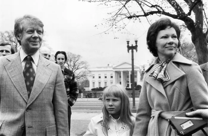 Framed Print : Presidential candidate Jimmy Carter, Amy Carter and Rosalynn Carter take a walk in Lafayette Park across from the White House, 1976. Courtesy: CSU Archives / Everett Collection