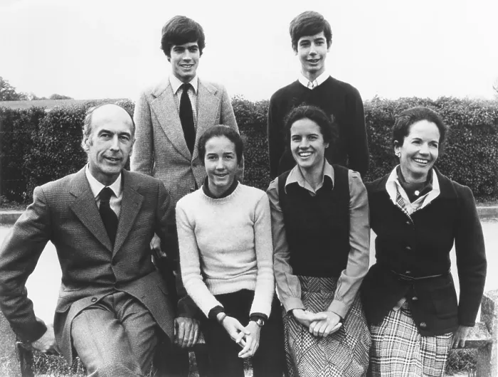 Framed Print : Presidents Valery Giscard d'Estaing with his family. Seated L-R: Giscard, Jacinte, Valrie-Anne, Anne-Aymone Giscard d'Estaing. Standing: Henri, Louis. Ca. 1976 Framed Print : Presidents Valery Giscard d'Estaing with his family. Seated L-R: Giscard, Jacinte, Valrie-Anne, Anne-Aymone Giscard d'Estaing. Standing: Henri, Louis. Ca. 1976