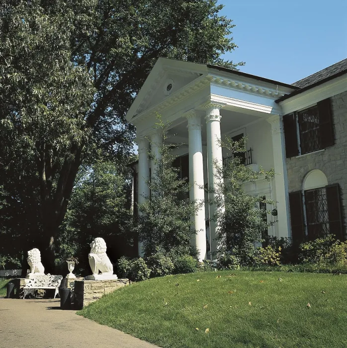 Framed Print : PRESLEY, Elvis (1935-1977). Aspect of the facade of Elvis Presley's house, Graceland. UNITED STATES OF AMERICA. TENNESSEE. Memphis. AISA / Everett Collection**US SALES ONLY** Framed Print : PRESLEY, Elvis (1935-1977). Aspect of the facade of Elvis Presley's house, Graceland. UNITED STATES OF AMERICA. TENNESSEE. Memphis. AISA / Everett Collection**US SALES ONLY**