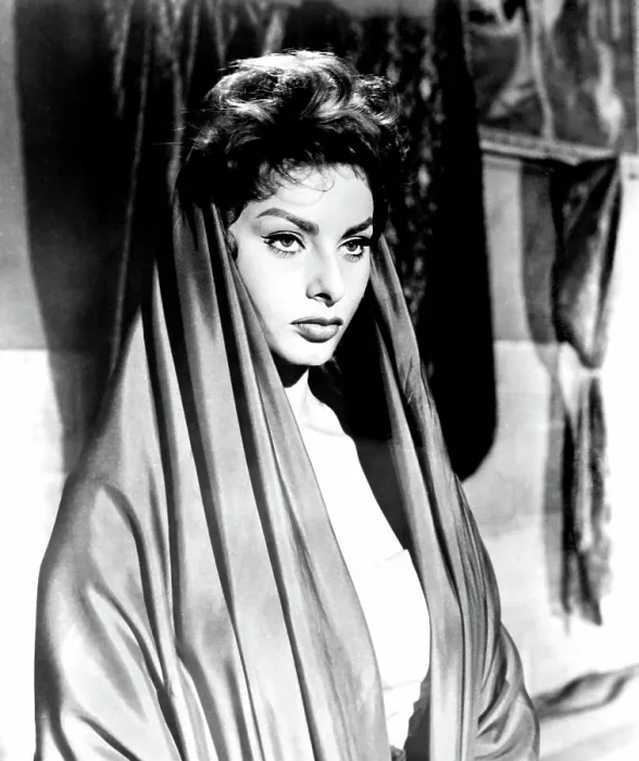 Framed Print : THE PRIDE AND THE PASSION, Sophia Loren, 1957 Framed Print : THE PRIDE AND THE PASSION, Sophia Loren, 1957