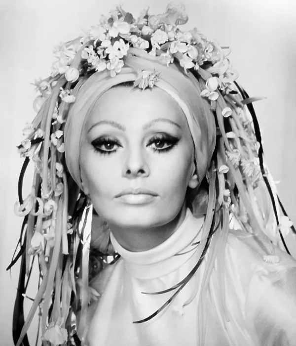 Framed Print : THE PRIEST'S WIFE, (aka LA MOGLIE DEL PRETE), Sophia Loren, 1971