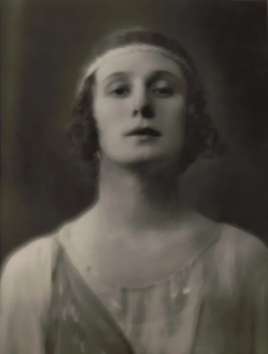 Framed Print : Prima ballerina, Anna Pavlova in a 1915 head and shoulders portrait photo by Arnold Genthe