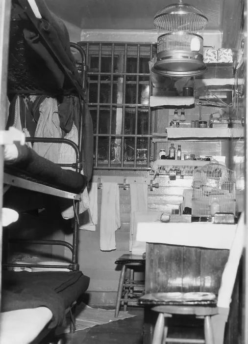 Framed Print : Prison cell of Richard Loeb in Illinois Penitentiary at Statesville, Feb. 1, 1936