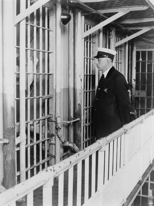 Framed Print : A prison guard at the Cook County jail standing outside the cell of confessed thrill murder Nathan Leopold, Jr. in 1924