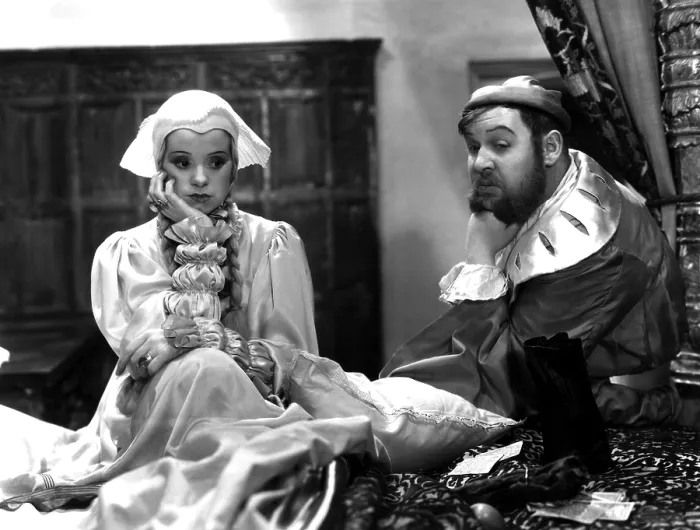 Framed Print : THE PRIVATE LIFE OF HENRY VIII, Elsa Lanchester, Charles Laughton, 1933