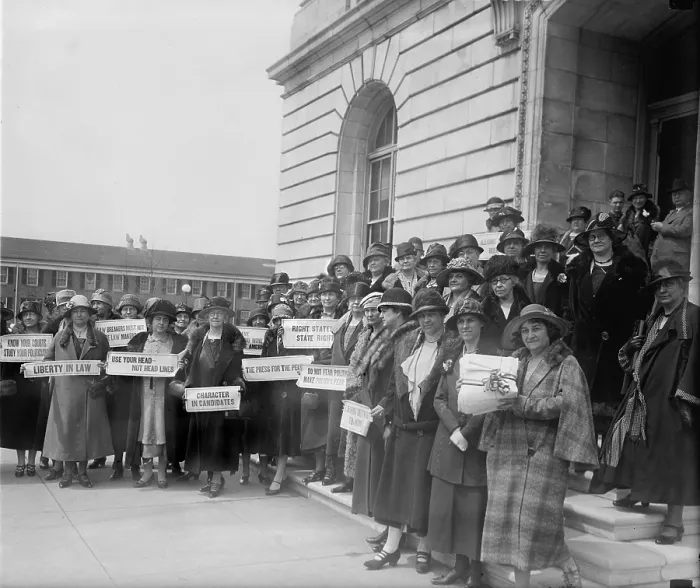 Framed Print : Prohibition, women from New Jersey at the Capitol to a prohibition hearing, signs read: Know your courts Study your politicians, Liberty in Law