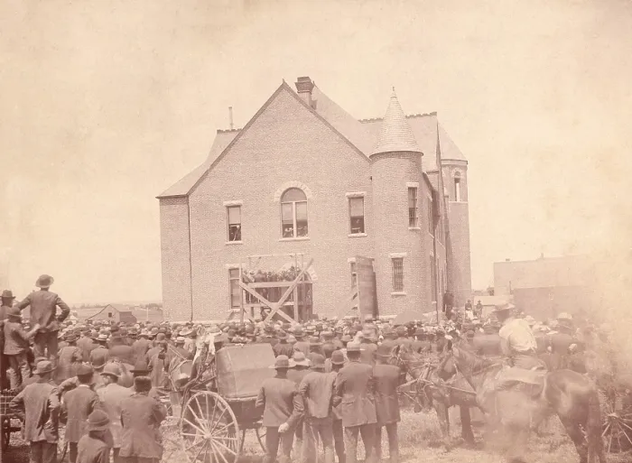 Framed Print : The public hanging of double murderer Albert E. Haunstine at Broken Bow, Nebraska, May 22, 1891