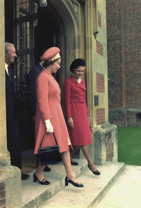 Framed Print : Queen Elizabeth and First Lady Pat Nixon are followed by Prime Minister Edward Heath and President Nixon hidden behind the Queen. Oct. 05 1970