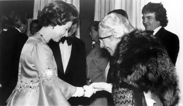 Framed Print : Queen Elizabeth II & Dame Agatha Christie at Royal performance of MURDER ON THE ORIENT EXPRESS, 1974. Albert Finney is in the background