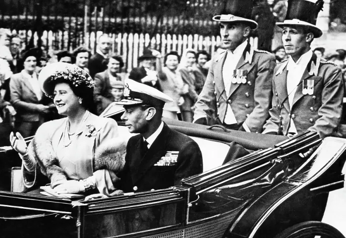 Framed Print : Queen Elizabeth, King George VI, arriving at the Ascot Racetrack in London, 1947.. Courtesy: CSU Archives  /  Everett Collection
