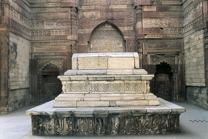 Framed Print : Quwwat Al-Islam Mosque. 1190s. INDIA. DELHI. Delhi. Iltutmish tomb (1235) in Quwwat-al-Islam mosque. Islamic art. AISA / Everett Collection**US SALES ONLY**