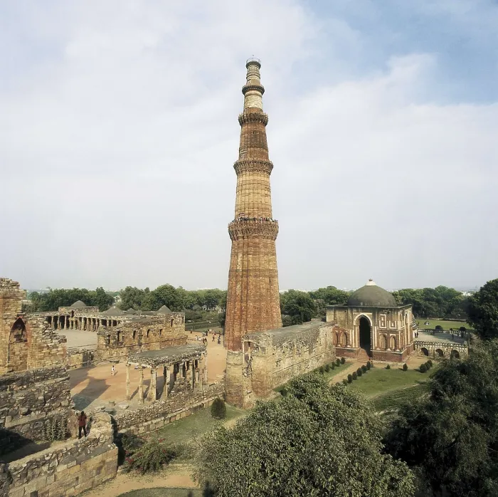 Framed Print : Quwwat Al-Islam Mosque. 1190s. INDIA. DELHI. Delhi. Quwwat Al-Islam Mosque and its minaret Qutub Minar. Islamic art. Architecture. AISA / Everett Collection**US SALES ONLY**