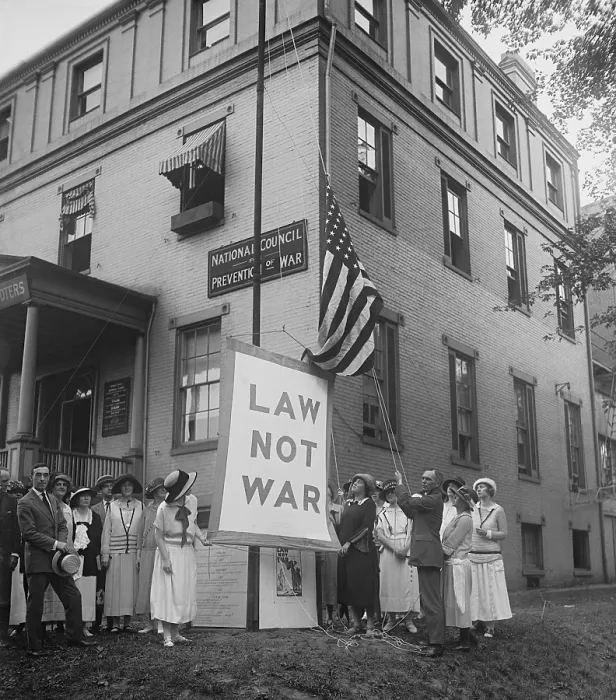 Framed Print : Raising the LAW NOT WAR banner over the HQ of the Council for Limitation of Armaments. July 23, 1923