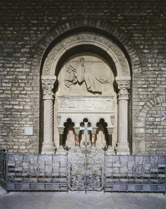 Framed Print : Ramon Berenguer III (1082-1131). Sepulchre made in 1893 in which is contained the sarcophagus of 12th c. SPAIN. CATALONIA. GERONA. Ripoll. Monastery of Santa Mara de Ripoll