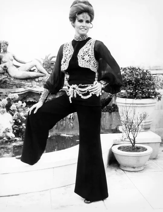 Framed Print : Raquel Welch, at a press reception in London to announce THE MAGIC CHRISTIAN, April 1969 Framed Print : Raquel Welch, at a press reception in London to announce THE MAGIC CHRISTIAN, April 1969