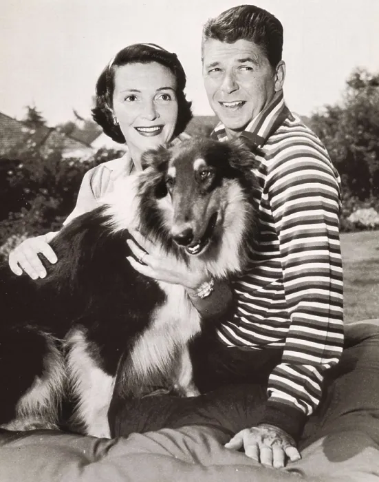 Framed Print : REAGAN, Nancy Davis (1921); REAGAN, Ronald Wilson (1911-2004). Portrait of Ronald and Nancy Reagan with their dog during the 50s when both were actors. UNITED STATES OF AMERICA Framed Print : REAGAN, Nancy Davis (1921); REAGAN, Ronald Wilson (1911-2004). Portrait of Ronald and Nancy Reagan with their dog during the 50s when both were actors. UNITED STATES OF AMERICA
