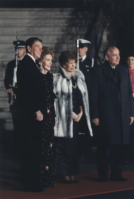 Framed Print : The Reagans greet the Gorbachevs at the White House State for a White House State Dinner Framed Print : The Reagans greet the Gorbachevs at the White House State for a White House State Dinner