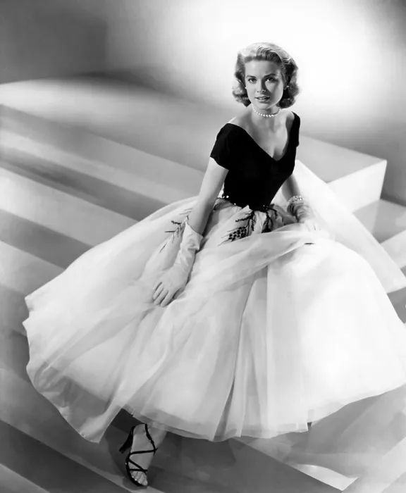 Framed Print : REAR WINDOW, Grace Kelly, 1954 Framed Print : REAR WINDOW, Grace Kelly, 1954