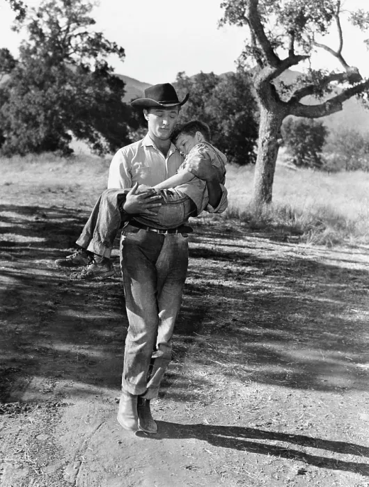 Framed Print : THE RED PONY, Robert Mitchum, carrying Peter Miles, 1949