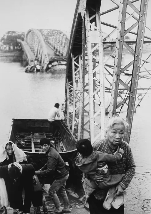 Framed Print : Refugees flee Tet Offensive in Hue. Refugees use a rope ferry to escape to the south shore of the Perfume River despite the destroyed bridge. Ca. February 1968 Framed Print : Refugees flee Tet Offensive in Hue. Refugees use a rope ferry to escape to the south shore of the Perfume River despite the destroyed bridge. Ca. February 1968