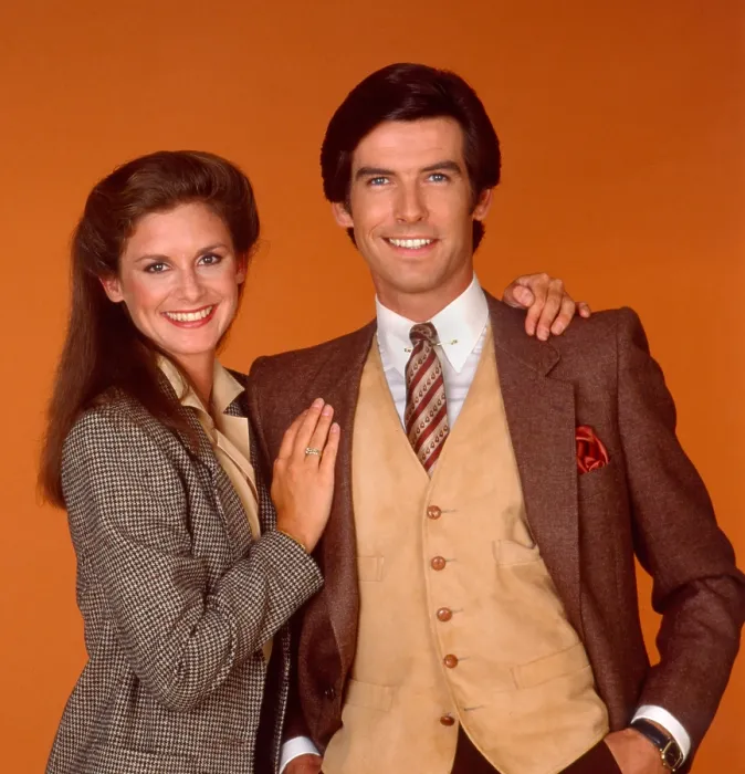 Framed Print : REMINGTON STEELE, (from left): Stephanie Zimbalist, Pierce Brosnan, (Season 1), 1982-87