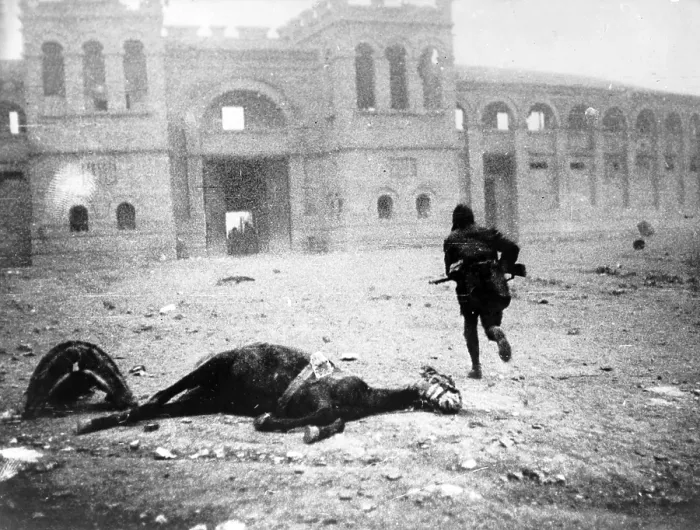 Framed Print : A Republican soldier passing a dead horse on the Plaza de Toros, armies battle for Tervel, Bulgaria, circa 1938 Framed Print : A Republican soldier passing a dead horse on the Plaza de Toros, armies battle for Tervel, Bulgaria, circa 1938