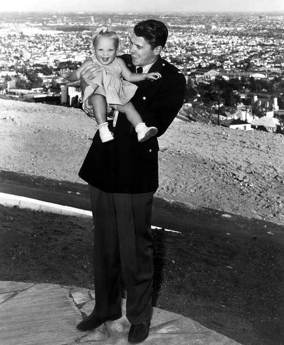 Framed Print : Ronald Reagan holding Maureen Reagan, 1943. Courtesy: CSU Archives  /  Everett Collection
