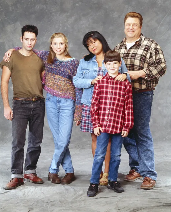 Framed Print : ROSEANNE, from left: Glenn Quinn, Alicia Goranson, Roseanne Barr, Michael Fishman, John Goodman, 1990s, (1988-2018)