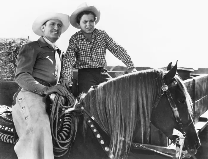 Framed Print : THE LAST ROUND-UP, from left, Gene Autry, Robert Blake, (billed as Bobby Blake), 1947
