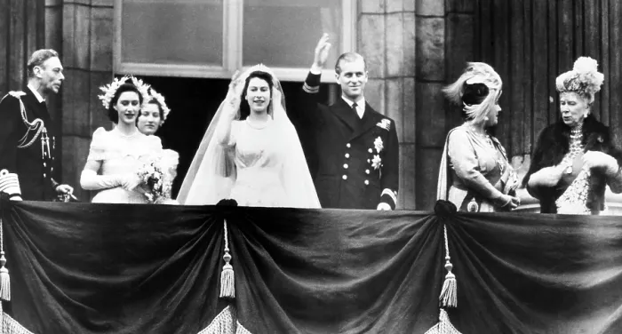 Framed Print : The Royal family gathers on a balcony of Buckingham Palace after Princess Elizabeth's Marriage to Prince Philip