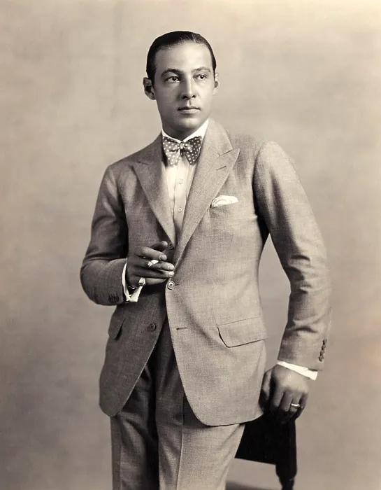 Framed Print : Rudolph Valentino, ca. 1924-25 Framed Print : Rudolph Valentino, ca. 1924-25
