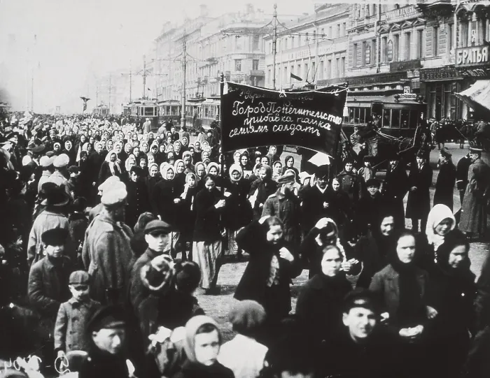 Framed Print : RUSSIA. Saint Petersburg. Russian revolution (1917). Women's declaration claiming the right to vote (March 19th) in the Nevsky Avenue Framed Print : RUSSIA. Saint Petersburg. Russian revolution (1917). Women's declaration claiming the right to vote (March 19th) in the Nevsky Avenue