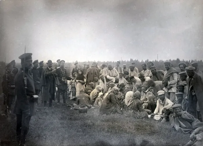 Framed Print : Russian convicts on their way to Siberia, purchasing provisions from villagers as George Kennan (1845-1924), American writer in left background