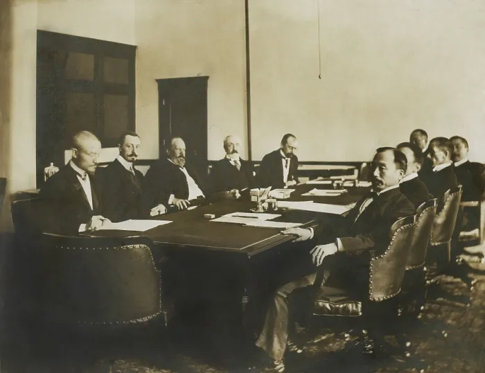 Framed Print : Russian and Japanese diplomats at the negotiating table, Portsmouth Peace Conference, 1905. Serge Witte and Roman Rosen, Russian Envoys are 3rd and 4th from left (BSLOC_2017_6_41)