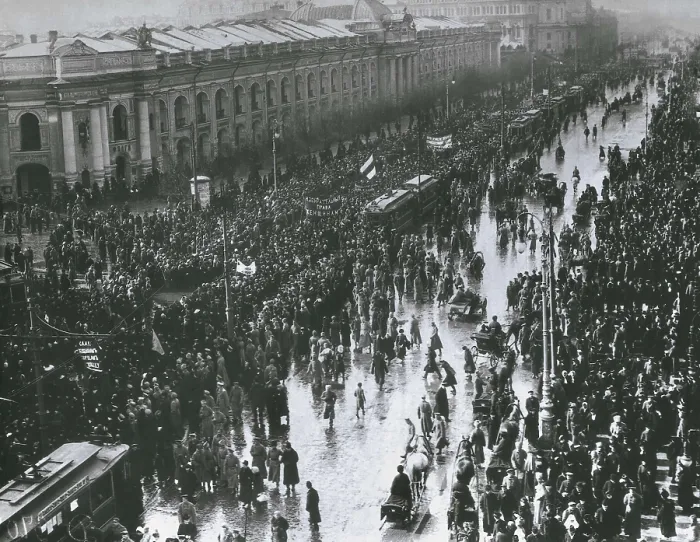 Framed Print : Russian Revolution. Demonstration of women demanding their right to vote, in the Nevsky Avenue in front the Crostinny, Petrograd (19th March 1917) Framed Print : Russian Revolution. Demonstration of women demanding their right to vote, in the Nevsky Avenue in front the Crostinny, Petrograd (19th March 1917)