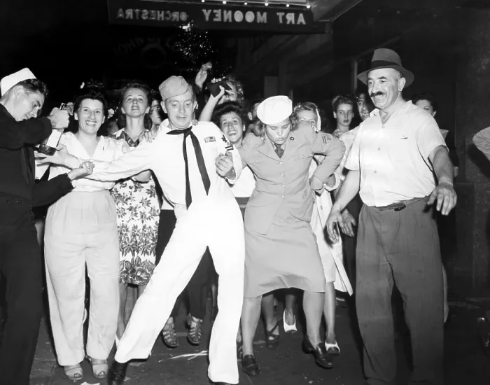 Framed Print : A sailor and his girlfriend doing the jitterbug in Times Square to celebrate Japan's surrender in World War II, New York, 1945.. Courtesy: CSU Archives / Everett Collection Framed Print : A sailor and his girlfriend doing the jitterbug in Times Square to celebrate Japan's surrender in World War II, New York, 1945.. Courtesy: CSU Archives / Everett Collection